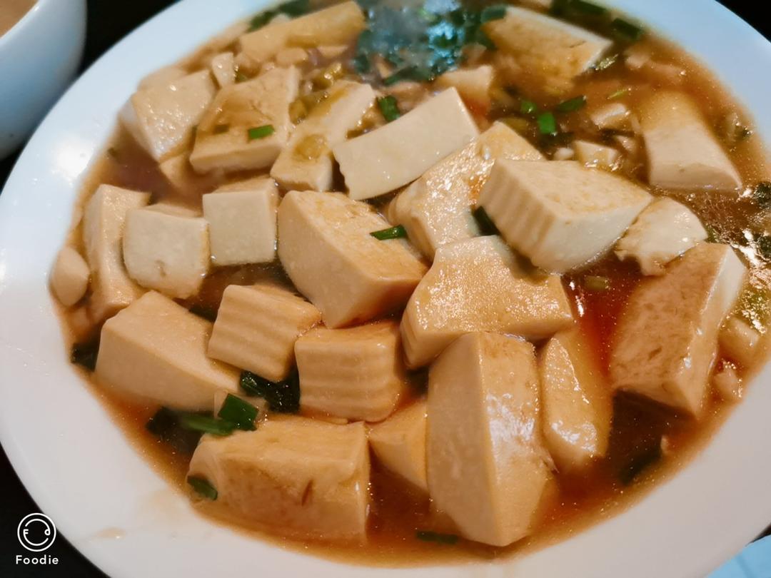 不放肉也超下饭的葱焖豆腐
