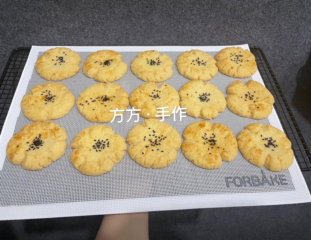 轻轻一按就碎掉的原味桃酥（不输猪油版）