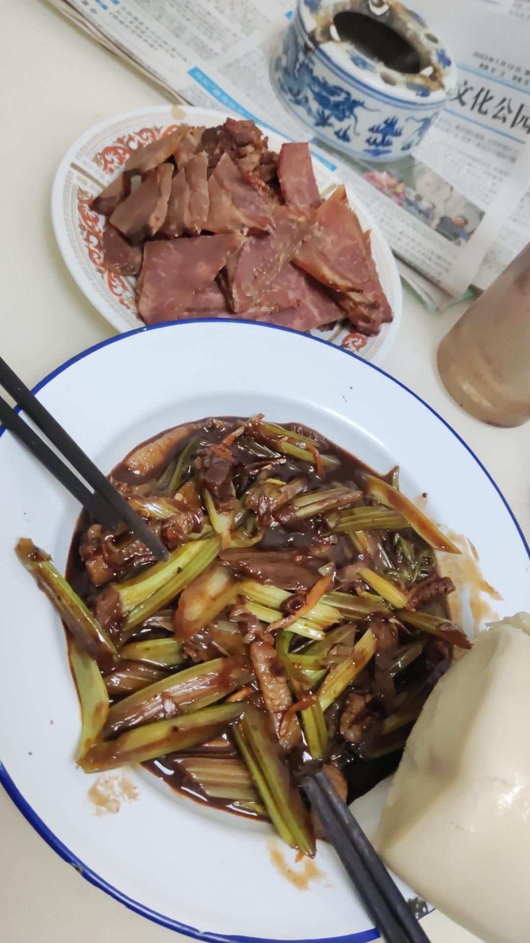 有点费米饭的芹菜炒肉
