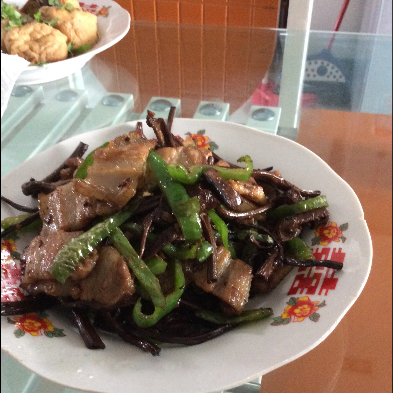 五花肉干锅茶树菇