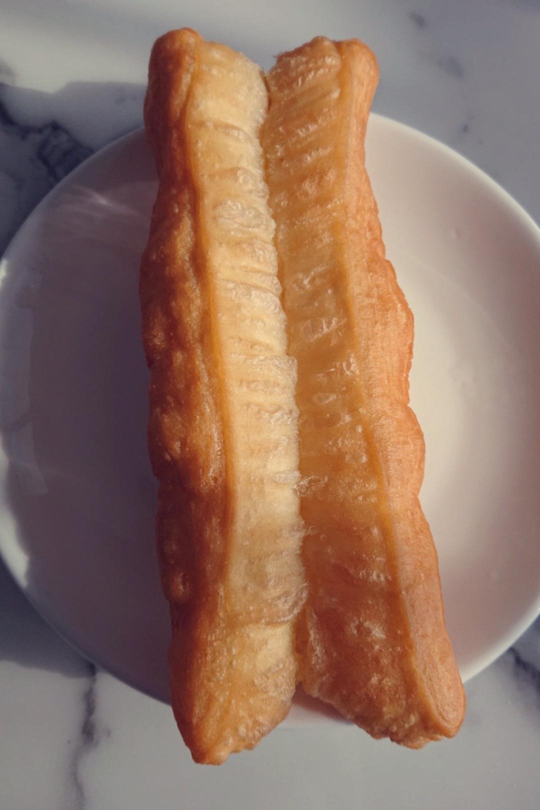 蓬松多孔炸油条的详细做法（普通面粉版） 配方很重要&和面手法也有讲究