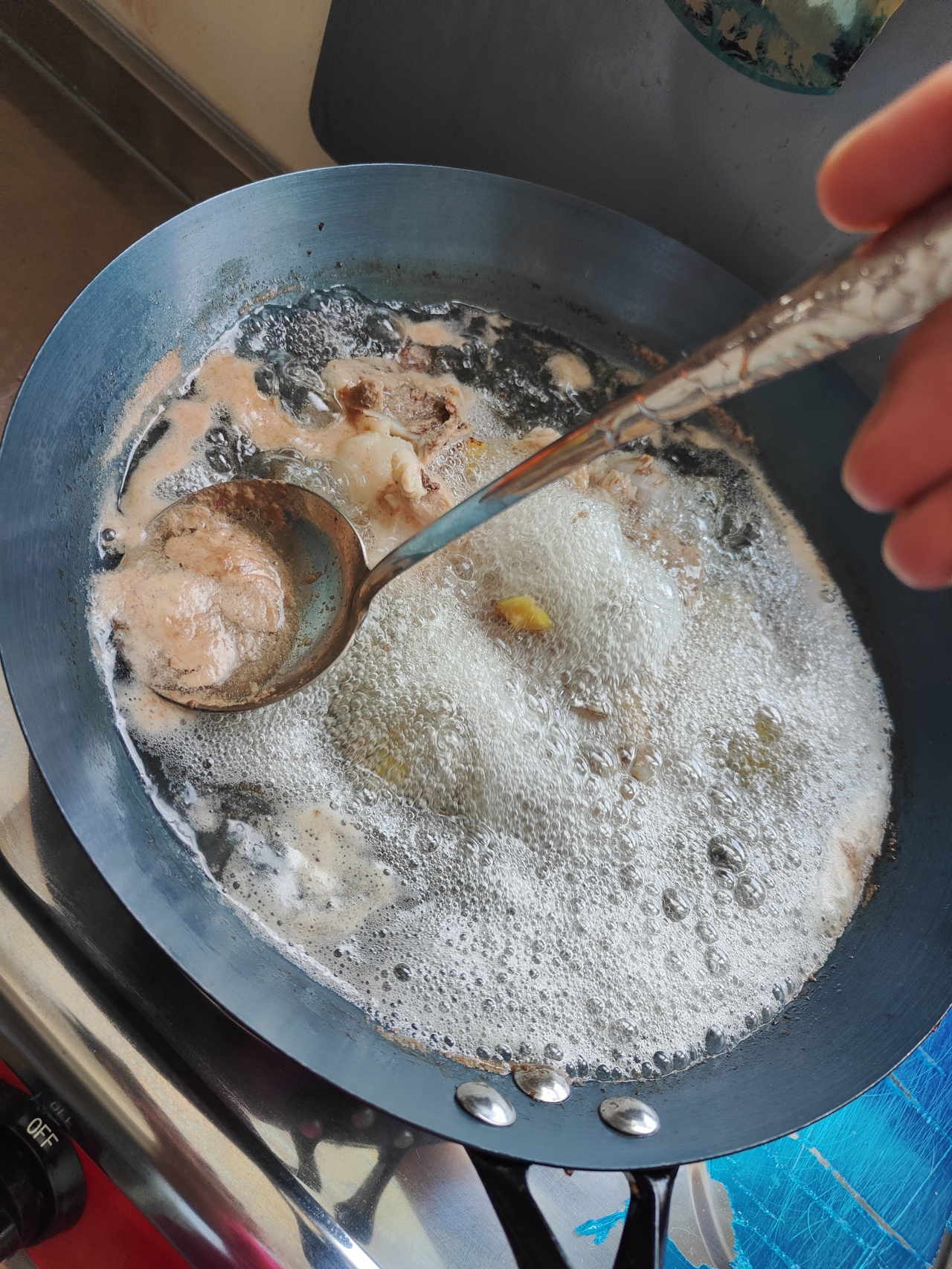 菌菇筒骨汤的做法 步骤2