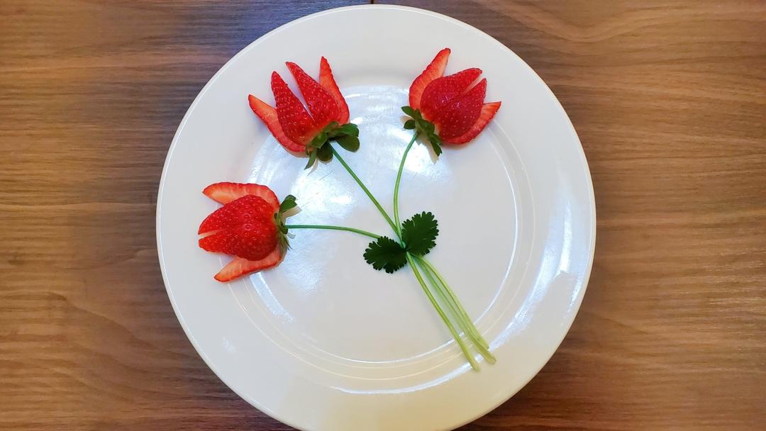 草莓摆盘的做法
