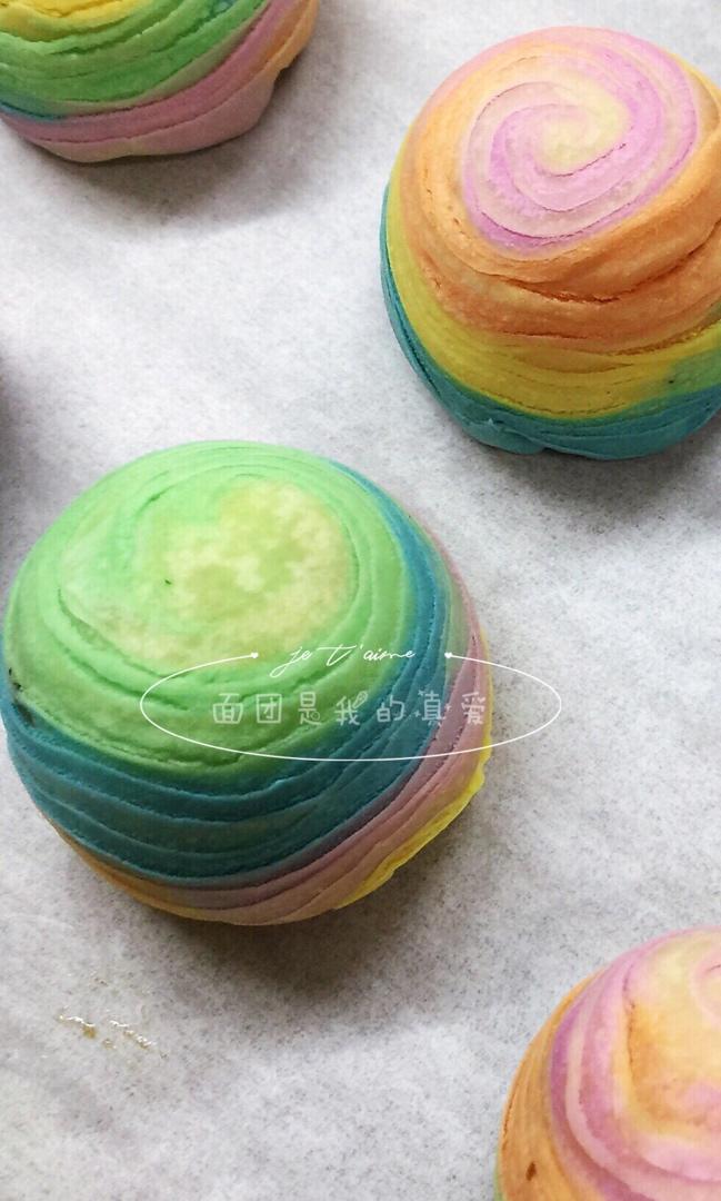 少女心爆棚的彩虹🌈蛋黄酥（转自烘焙帮）