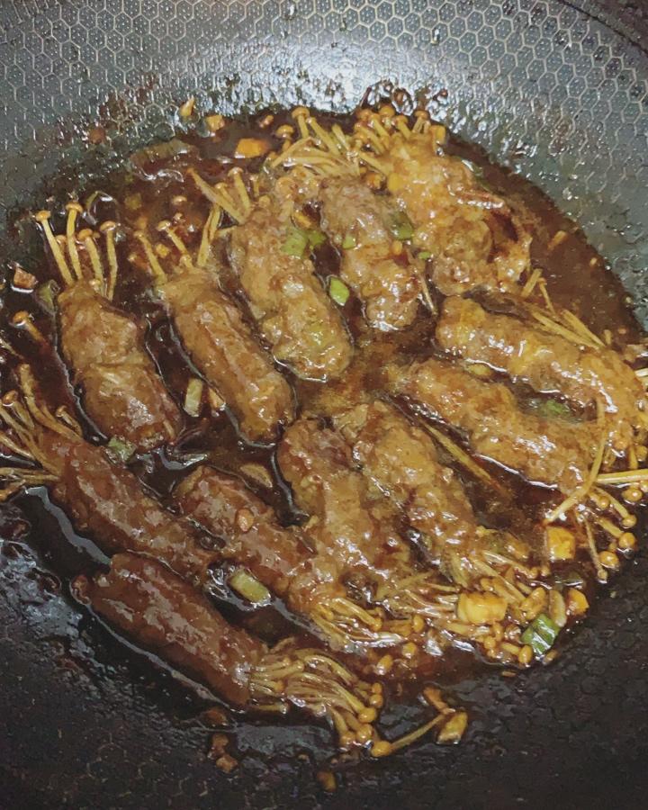 【金针菇肥牛卷】