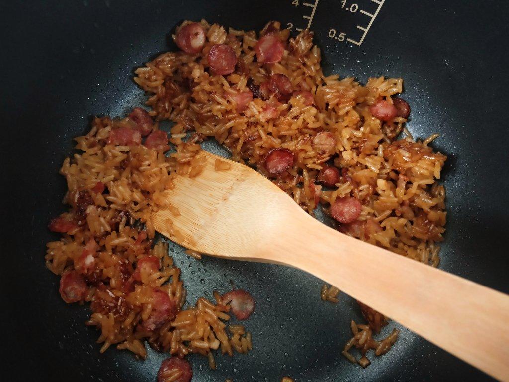 【香菇腊肠焖饭】