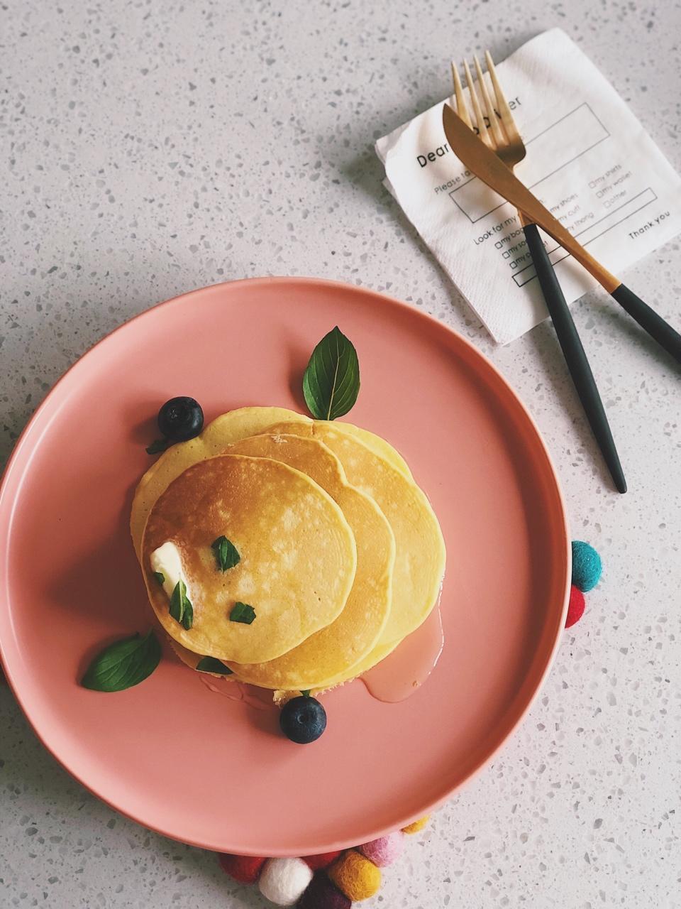 【酸奶松饼yogurt pancake】，搭上黑莓果酱和枫糖的美味。