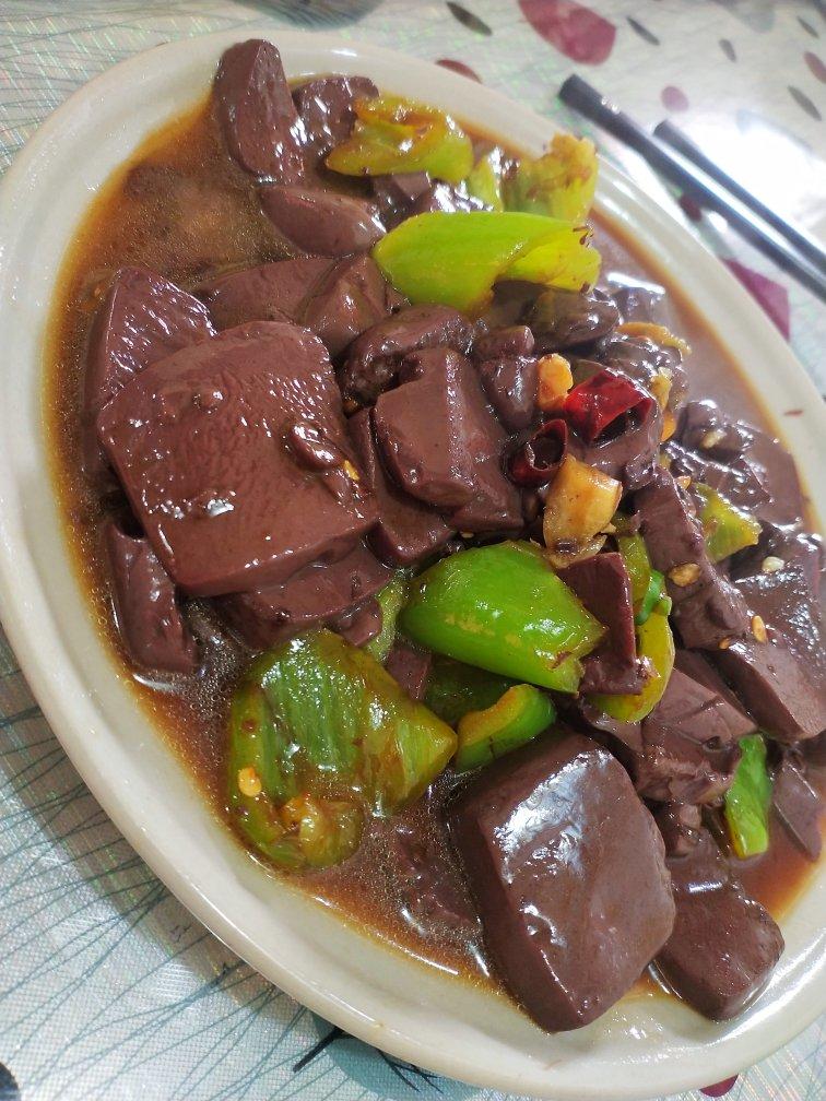 〈辣椒炒羊血〉，好鲜嫩。欣小厨 😉