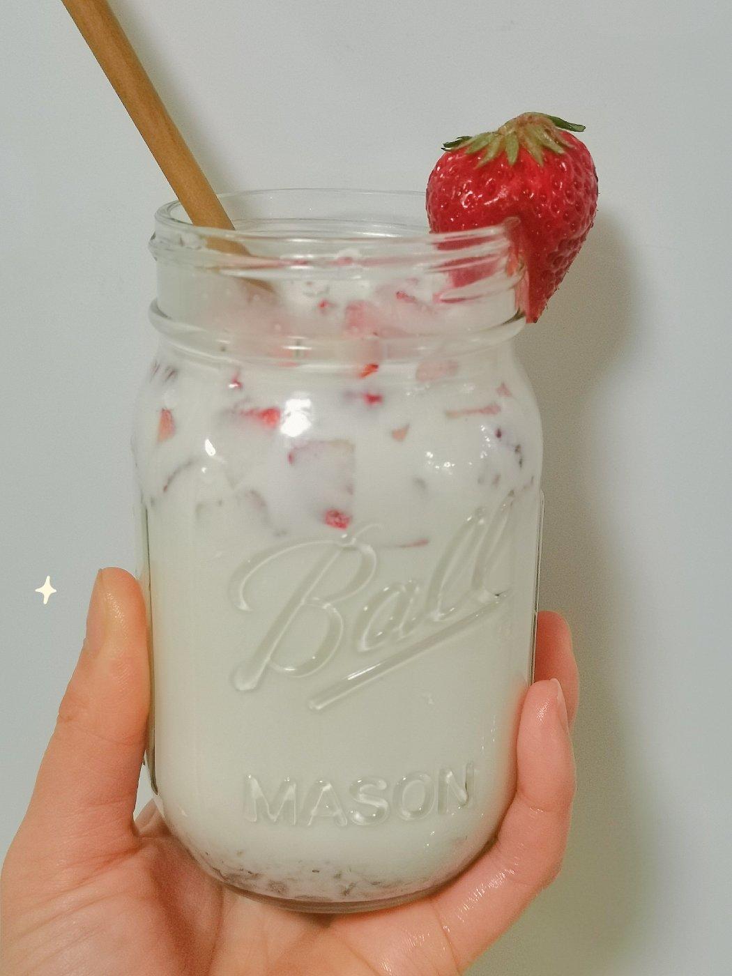 全网爆🔥的「草莓鲜牛乳」，在家就能做！