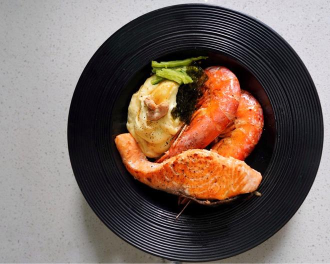 煎三文鱼红虾🦐配拉丝土豆泥的做法