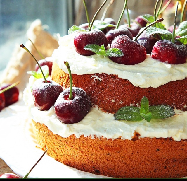 时下流行的鲜奶油戚风裸蛋糕