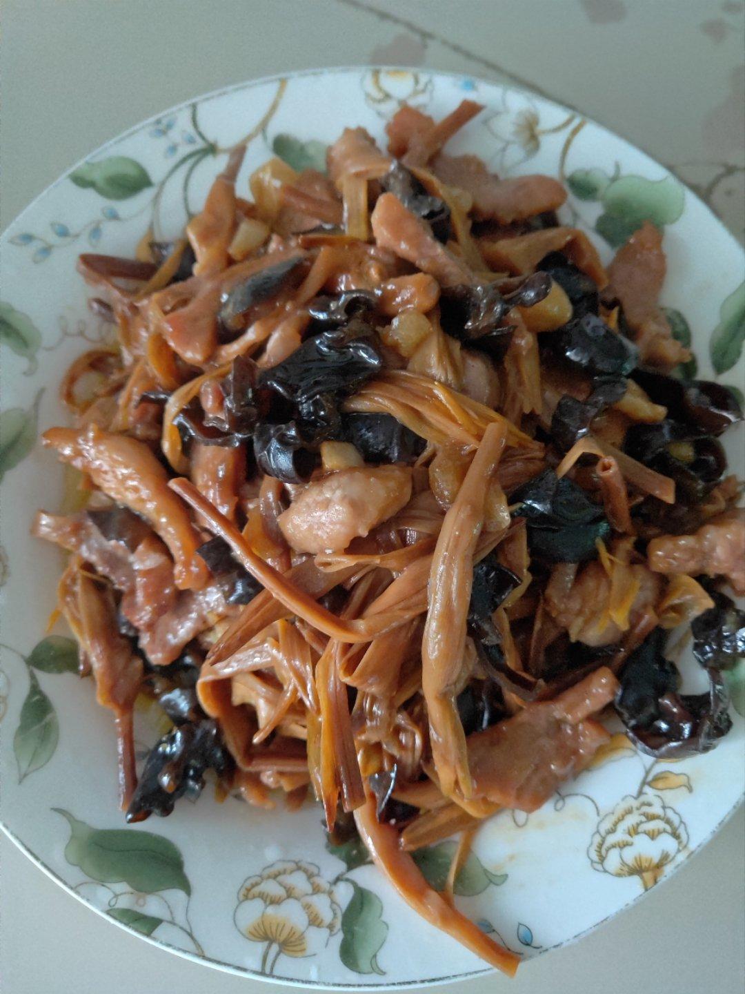 黄花菜木耳炒肉丝