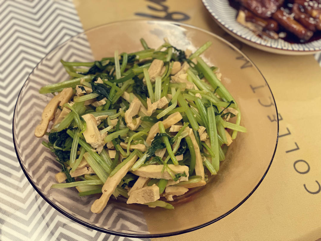 上班族的快手简单晚餐——香芹炒豆干