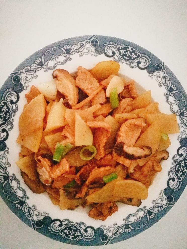 非常家常的一道菜～香菇土豆炒肉片