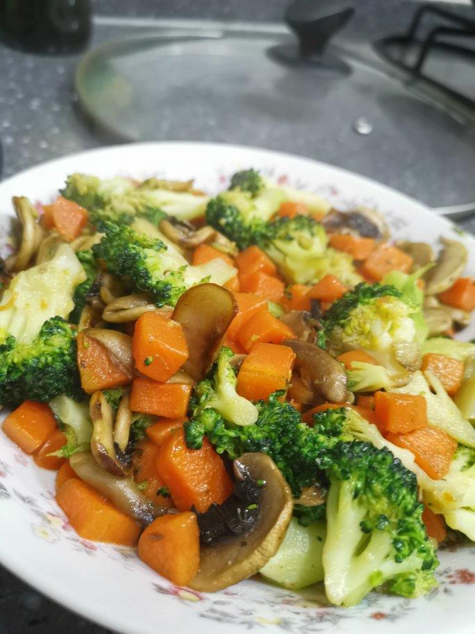 健康低脂家常菜—西兰花炒口蘑