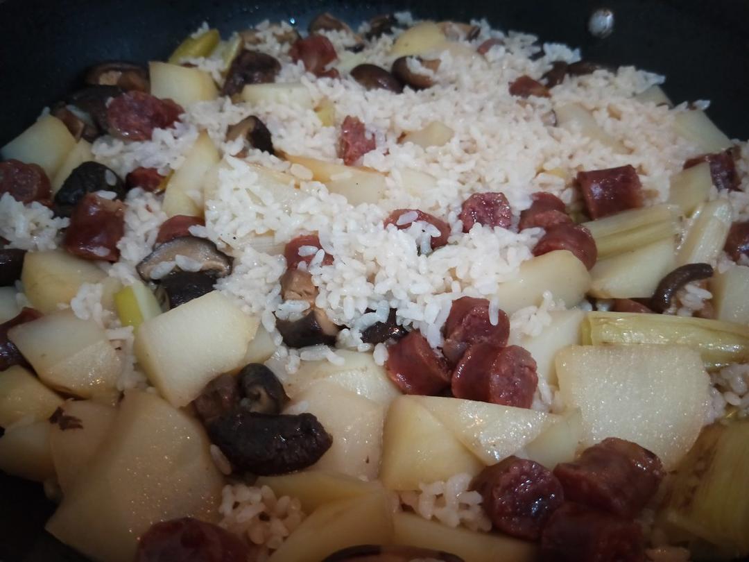 香菇腊肠土豆焖饭