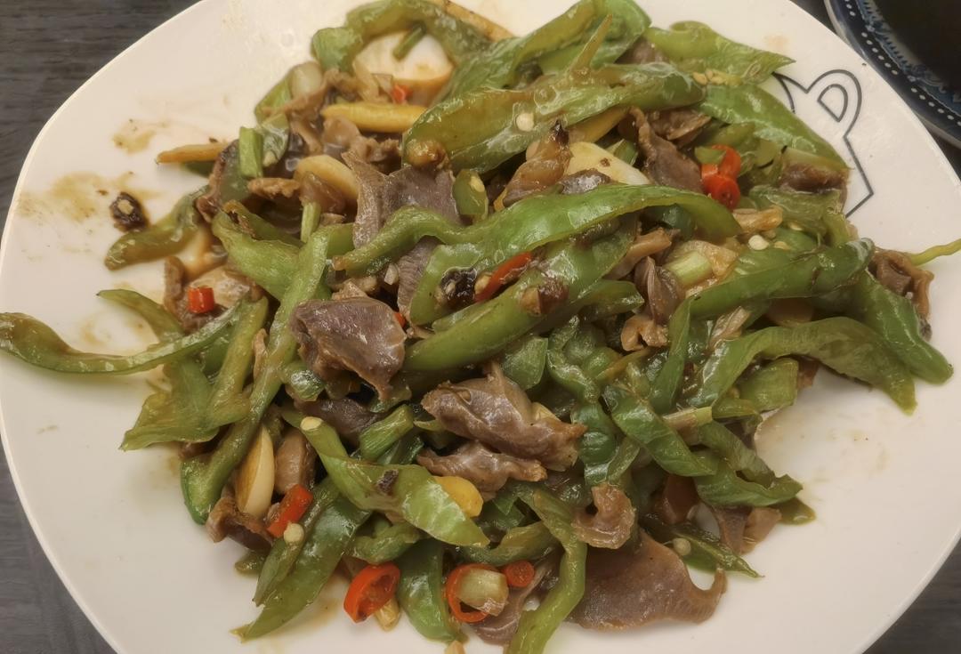 厨师长教你：农家菜“青椒炒鸭胗”的做法，看得口水直流
