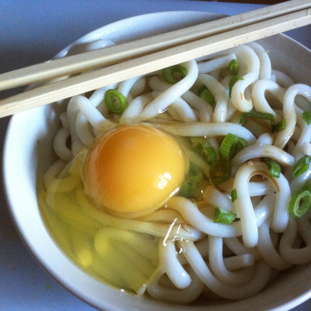 生鸡蛋拌乌冬面