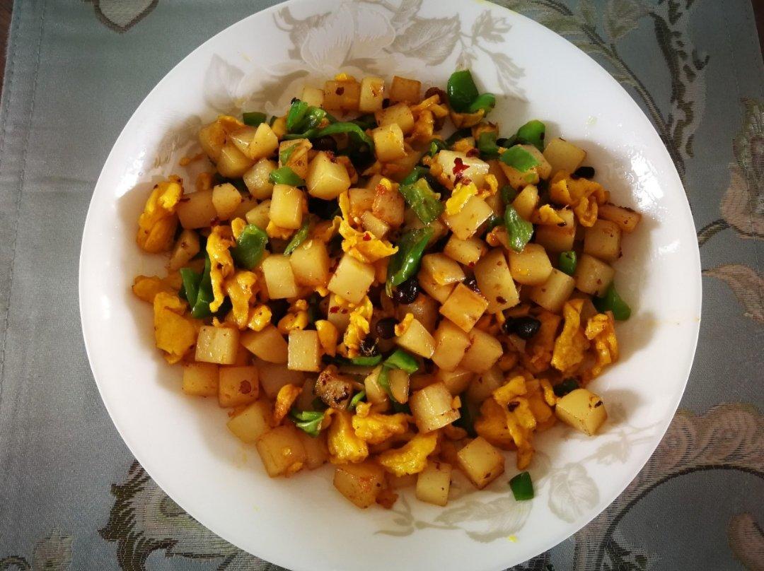 土豆丁炒鸡蛋