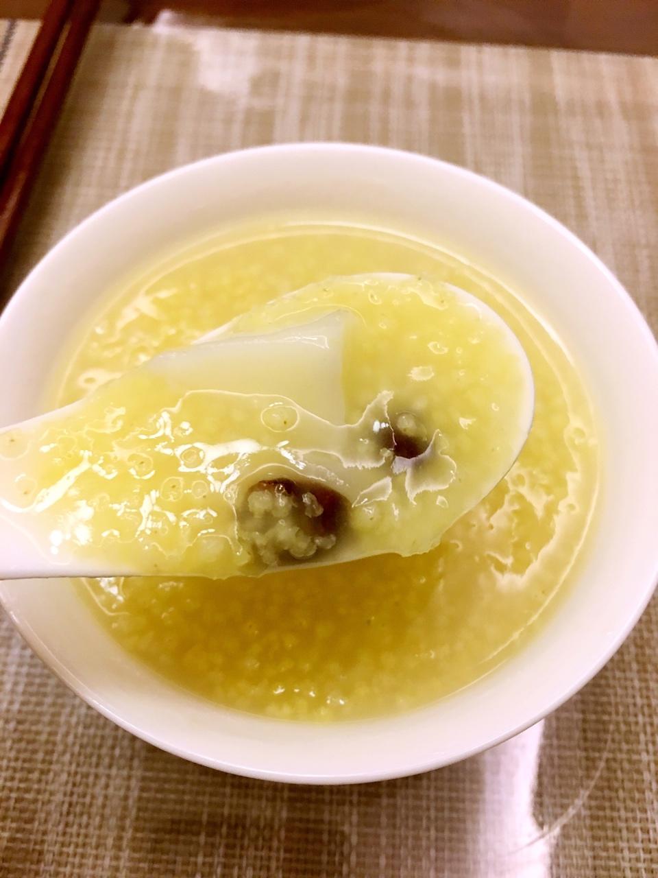 不会聊天的miss_于_做的早餐2017年10月21日 山药小米粥,放了几颗人参