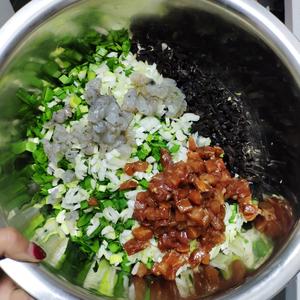 韭菜虾仁肉饺子的做法 步骤2