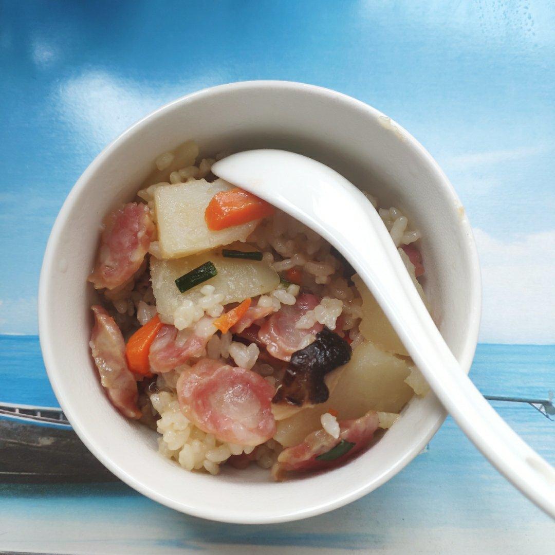 腊肠土豆胡萝卜闷饭。很好吃哟