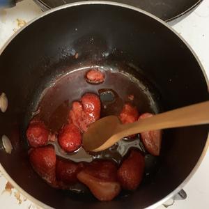 💓蓬松出天际的草莓舒芙蕾，只需这几种材料就OK？！💓的做法 步骤2