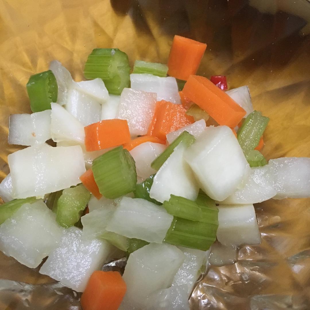 脆爽萝卜丁（开胃小菜）