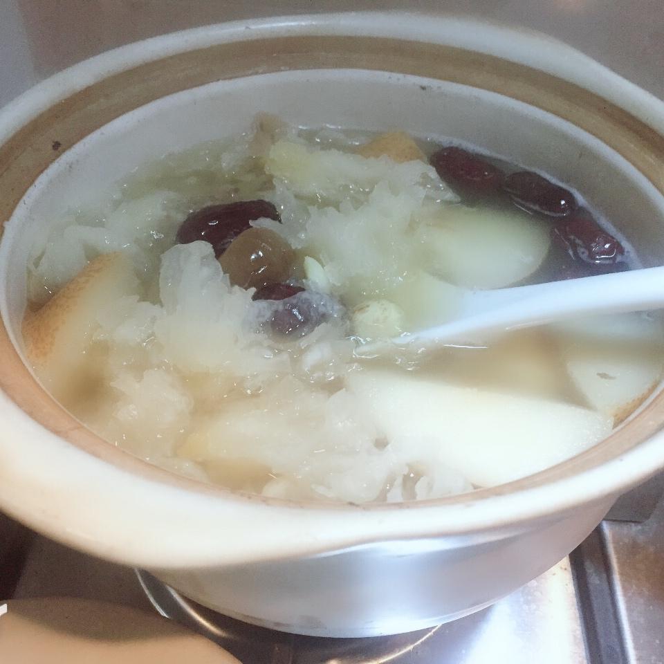 冰糖银耳莲子百合羹