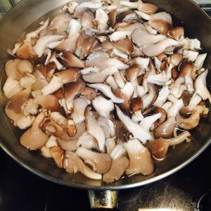 腊肉炒蘑菇的做法 步骤3