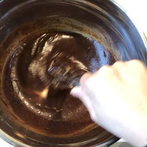 巧克力熔岩蛋糕，真的会爆浆，一次成功的做法 步骤5