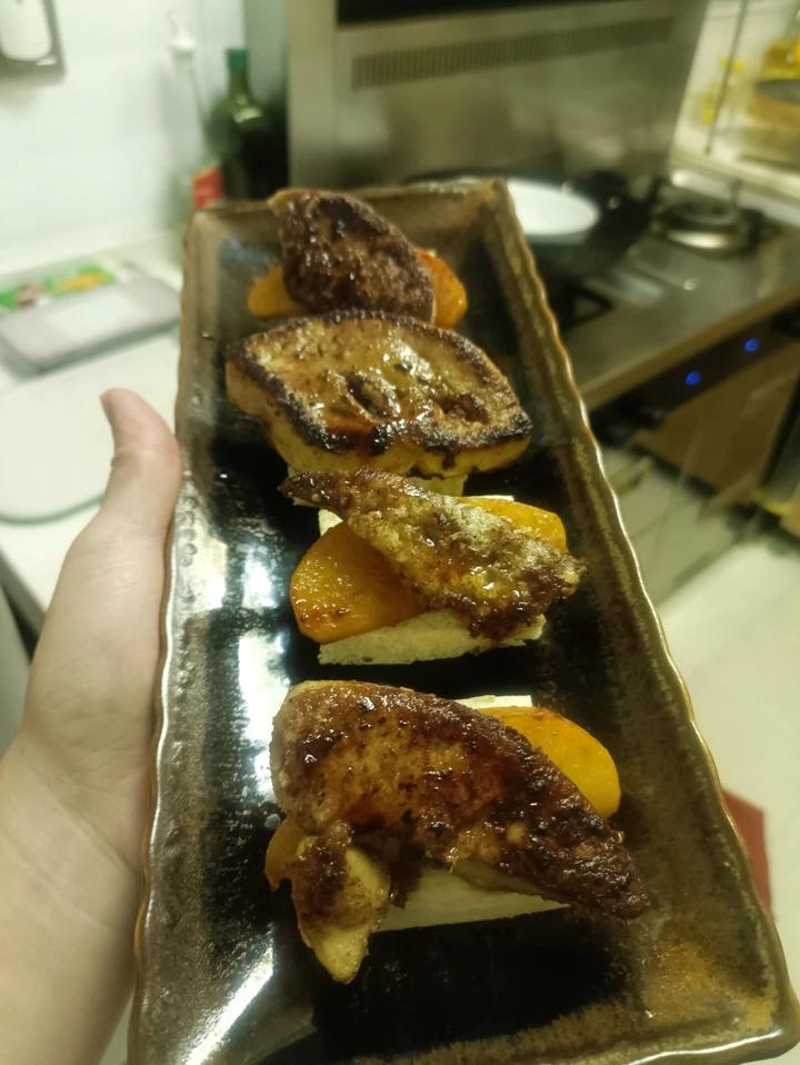 焦糖苹果煎鹅肝。秒杀蓝莓酱的口感。