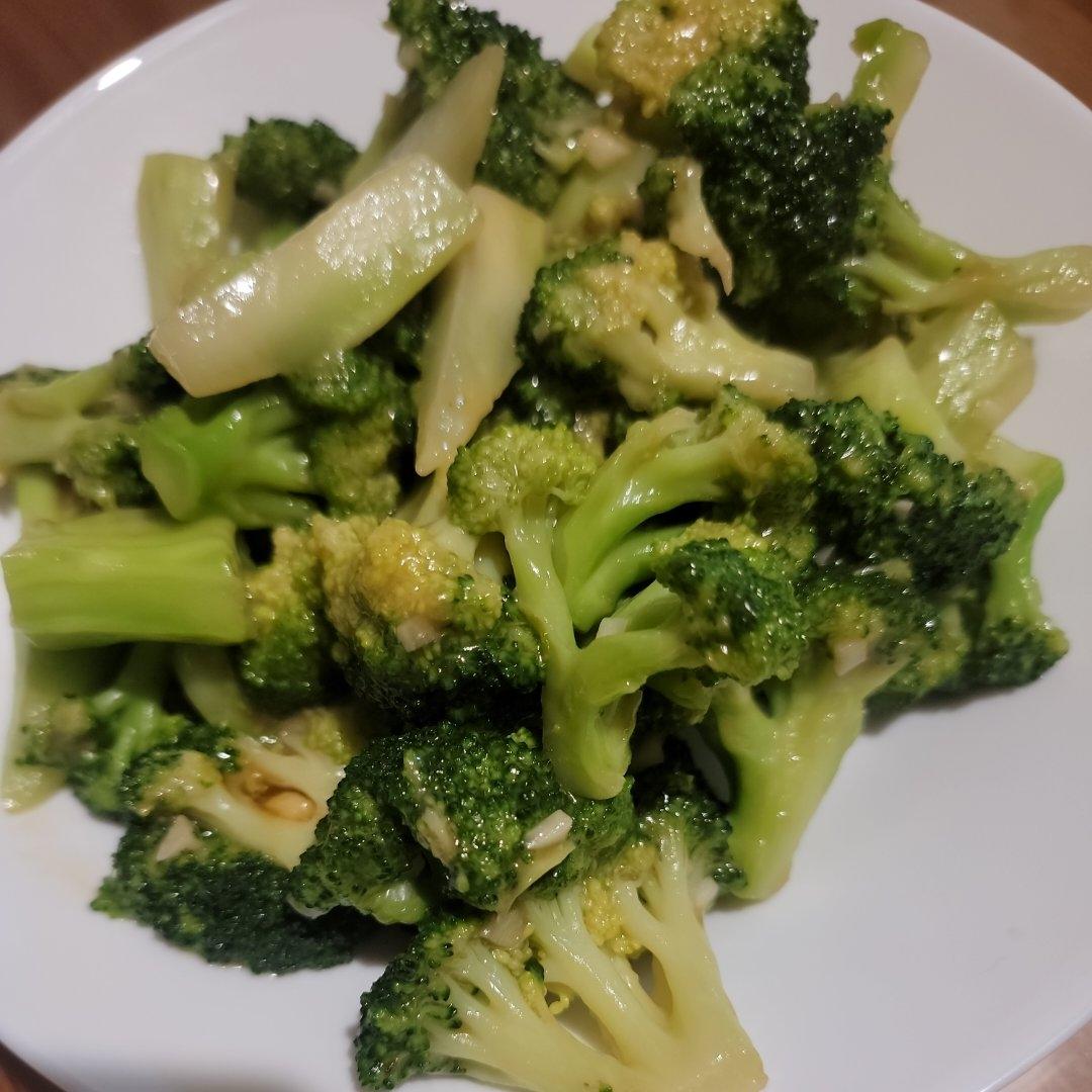 好吃到爆的耗油蒜蓉西兰花(从不修图，喜欢请关注)