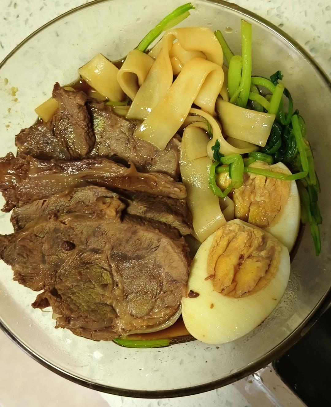 一碗鲜香浓郁的红烧牛肉面
