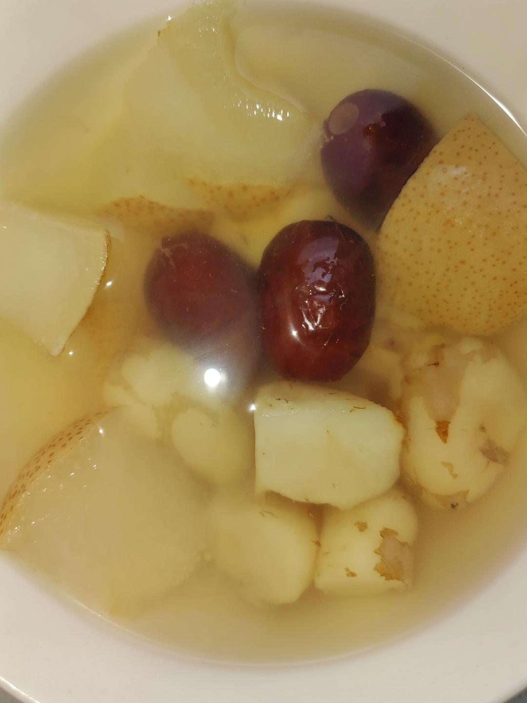 冰糖雪梨马蹄红枣汤