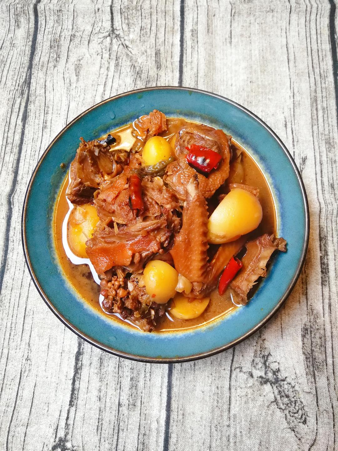 先爆炒下，会更香、更入味的“土豆🥔🥔啤酒🍺🍻鸭🦆”，啤酒🍺煨起来的🦆肉质香软；当季土豆🥔粉糯吸足酒🍻香和鸭🦆汁，更是好吃的不得了的做法