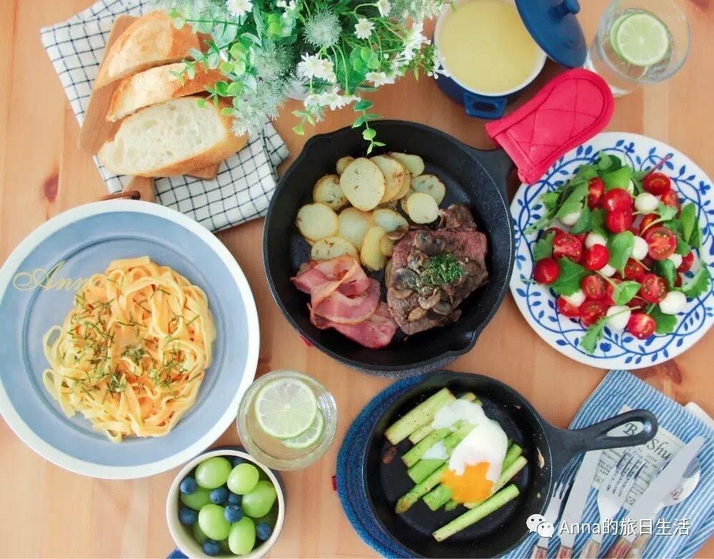 铸铁锅嫩煎小牛排配土豆蘑菇