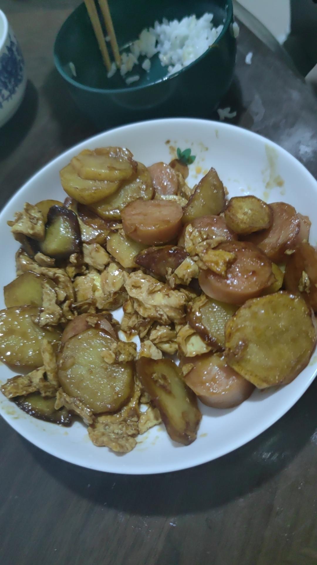 ✅挑战365天晚餐不重样第76天:烤肠鸡蛋土豆烩饭‼️