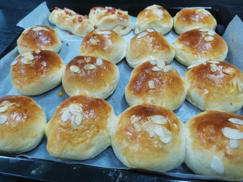 像棉花般柔软的炼乳小餐包，新手一次成功