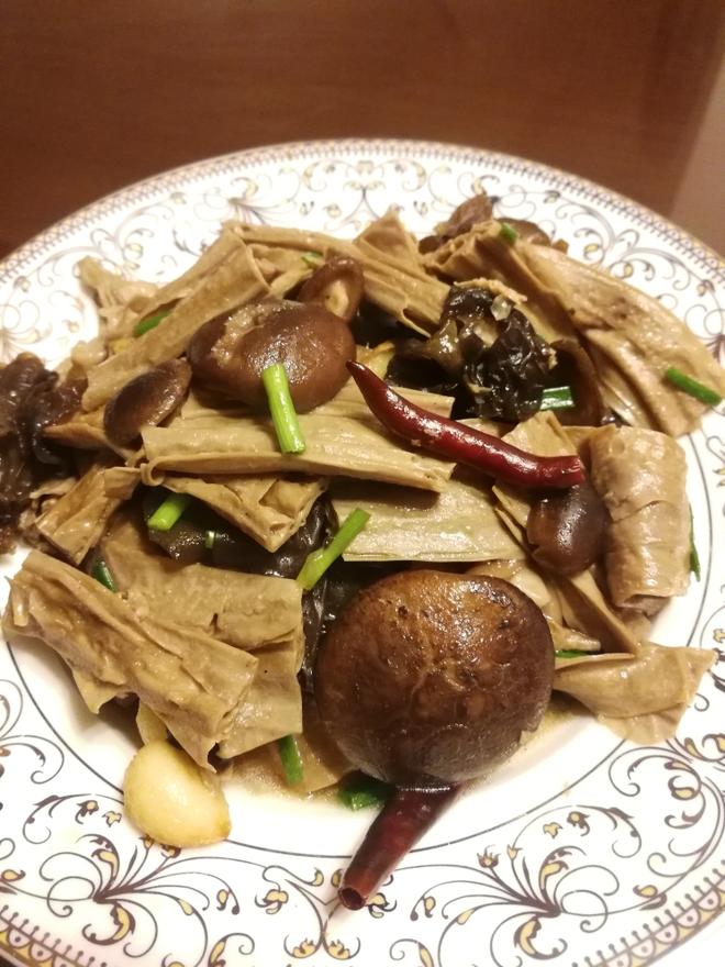 野生香菇木耳烩黑豆腐竹的做法