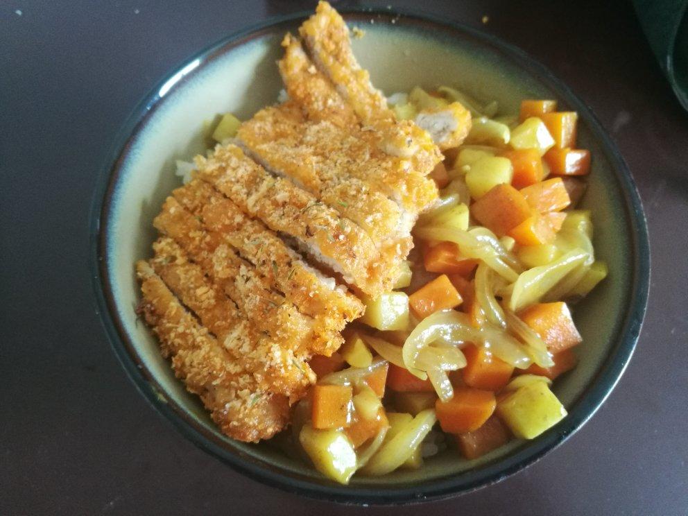 绝对香脆的炸猪排做法——咖喱猪排饭