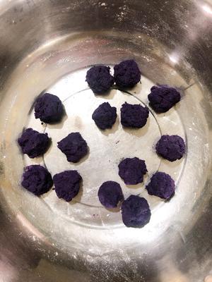 美味与颜值并存的紫薯面包卷（附带紫薯泥做法）的做法 步骤4