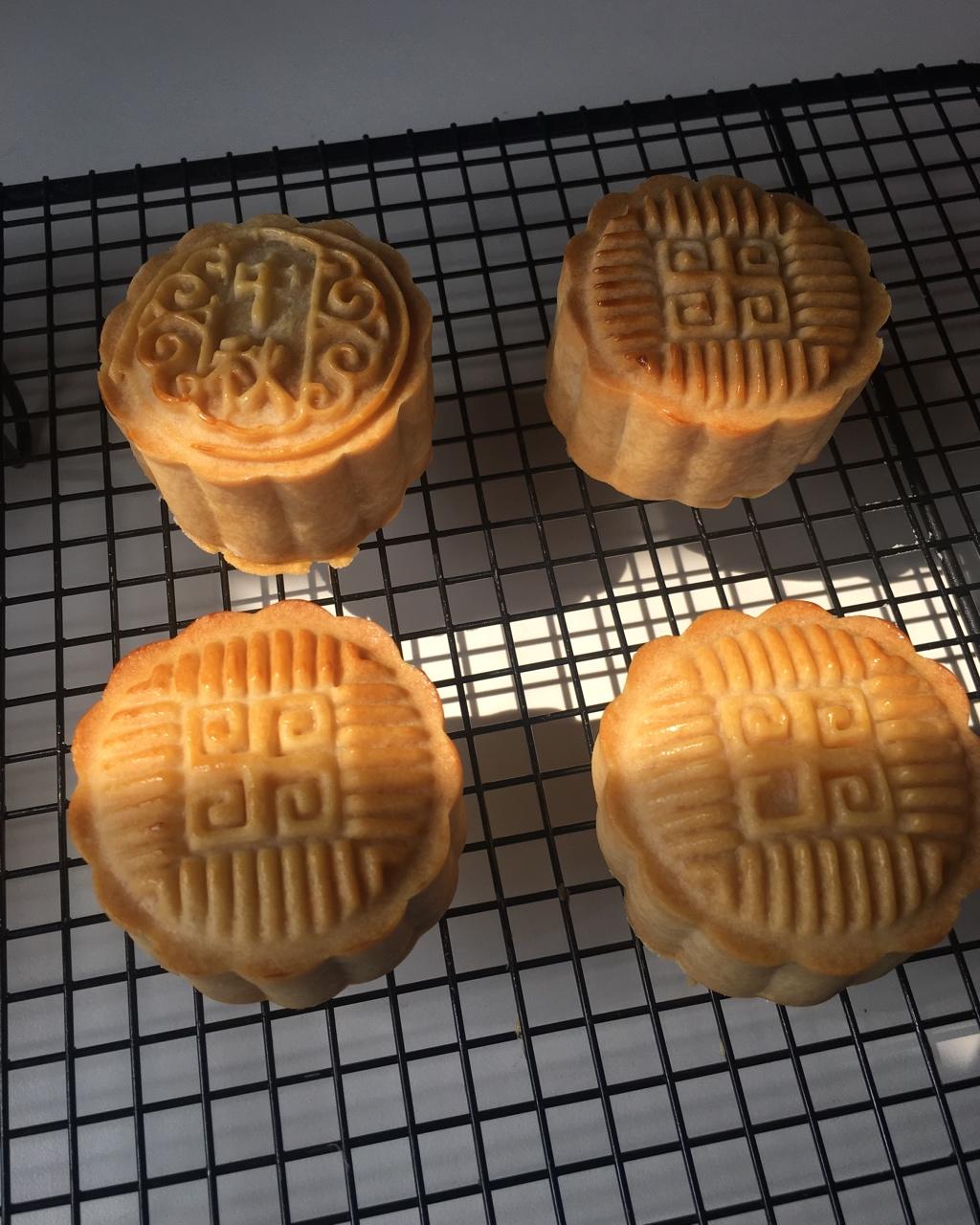 广式蛋黄莲蓉月饼