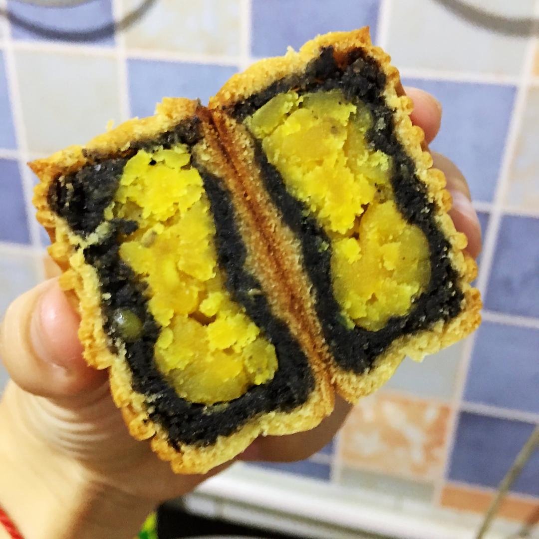 广式月饼—蛋黄芝麻月饼