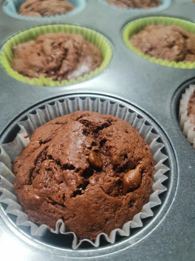超润巧克力纸杯蛋糕（非常适合裱花、盖糖皮的cupcake方子）