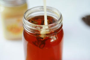 蜂蜜食疗：治疗流行性感冒，钩藤蜂蜜茶的做法 步骤3