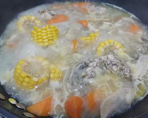 简单而又鲜甜的玉米胡萝卜鸡汤的做法 步骤5
