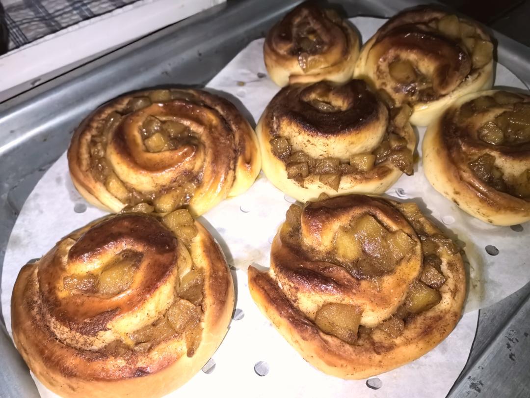 寒冷的冬天，来个「焦糖苹果肉桂卷」吧！