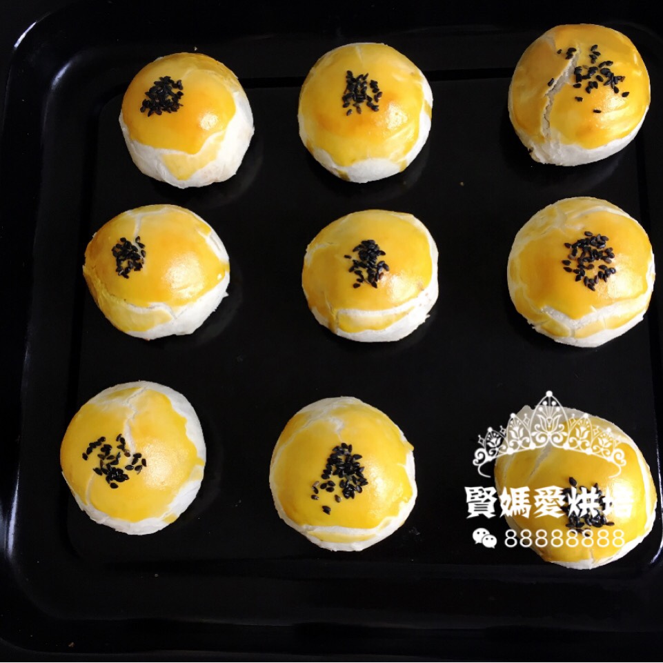 蛋黄酥 Danhuangsu