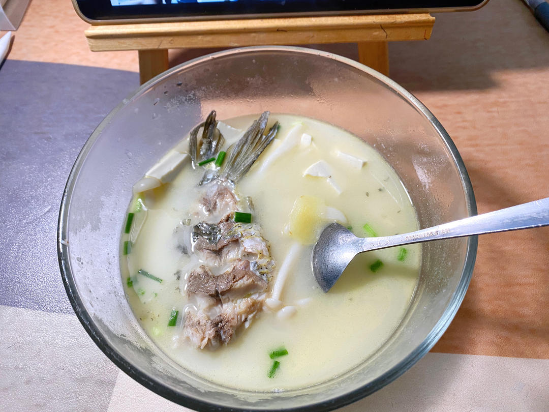 鲜掉眉毛的鲫鱼汤